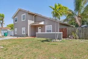 Spacious 3BR Villa in Miami with Fenced Backyard - Image 4