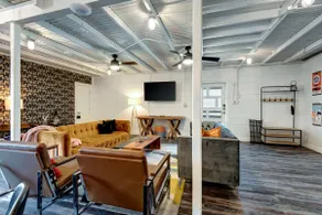 Bougie Squirrel, Glam Pad Free parking - Image 3