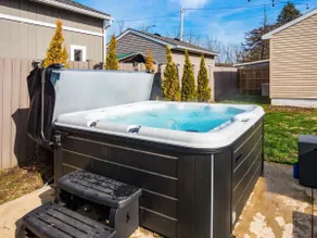 Urban oasis close to downtown and the arena area, with a hot tub. - Image 3