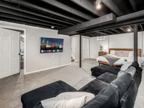 Urban oasis close to downtown and the arena area, with a hot tub. - Image 4