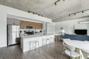 3BR Luxury Suite w/Gym and Balcony - Image 2