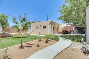 Albuquerque Adobe Cottage: Yard, Walkable Area - Image 3