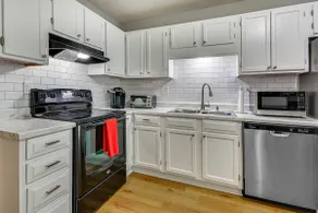 High Point Townhome w/ Patio, 1 Mi to Main Street! - Image 2