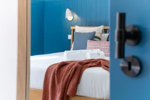 Deluxe Boathouse Style Apartment with Ocean View - Image 3