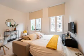 Stylish Antwerp Stay for 4 Guests - Image 3