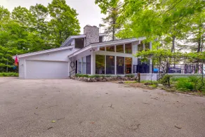 Modern Waterfront Home - 1 Mi to Cave Point Park! - Image 2