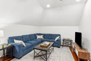 Prime Location and Luxury | 3br Streetcar + Dining - Image 5