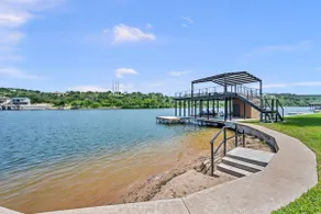 The Retreat on Lakeshore with Concierge Services - Image 3