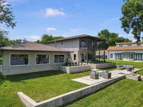 The Retreat on Lakeshore with Concierge Services - Image 5