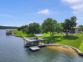 The Retreat on Lakeshore with Concierge Services - Image 2