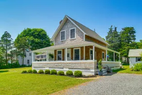 Walk to 2 Beaches! Group-friendly Pocasset Home - Image 2