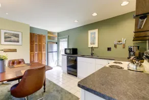 Shared Hot Tub: Historic Cottage, Walk to Elm Park - Image 4