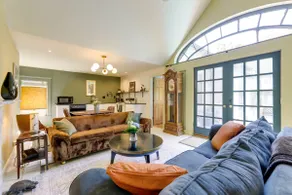 Shared Hot Tub: Historic Cottage, Walk to Elm Park - Image 3