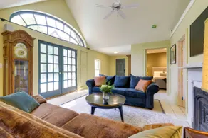 Shared Hot Tub: Historic Cottage, Walk to Elm Park - Image 5