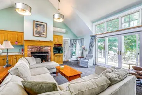 Lakefront New London Retreat w/ Dock & Hot Tub! - Image 4