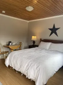 Queen Room with Ensuite Bath & Private Entrance. - Image 3