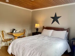 Queen Room with Ensuite Bath & Private Entrance. - Image 2