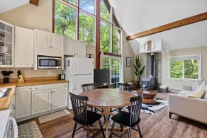 Loft-style cabin w/hot tub & fireplace - Image 4