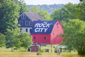 Modern Country Getaway & Surprise View of Rock - Image 5