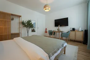 Bright Modern Studio in Center with a Queen Bed - Image 2