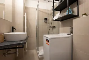 Bright Modern Studio in Center with a Queen Bed - Image 5