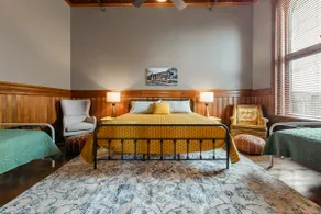 Parker101:Downtown Bryan on Main St, King Bed - Image 3