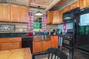 Peaceful 3-BR Cabin 40-Min to Stratton - Image 4