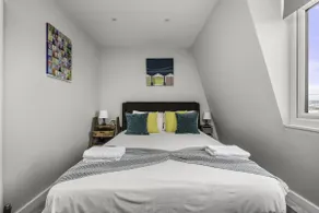 Sunset Townhouse With Free Parking - Image 5