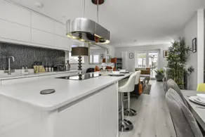 Sunset Townhouse With Free Parking - Image 3