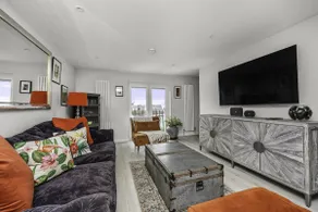Sunset Townhouse With Free Parking - Image 2