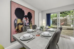 Sunset Townhouse With Free Parking - Image 4