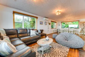 Beachfront Anderson Island Escape: Rainier Views! - Image 4