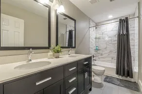 Spacious 7-BR for 16 people w/driveway - Image 5