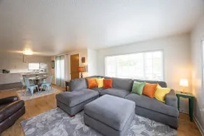 Hot Tub Haven: 3 bed/2bath, 4.2 miles to Hayward - Image 5