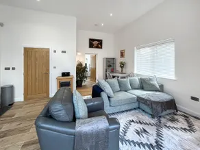 Wyn Shiels Hide Away - Image 3