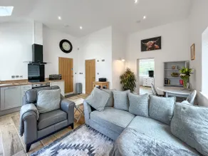 Wyn Shiels Hide Away - Image 4
