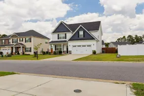Family-Friendly 4BR Home with BBQ & Free Parking - Image 2