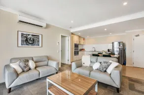 Beautiful Marina View Apartment - Image 3