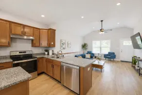 Spacious retreat close to Louisville attractions - Image 4