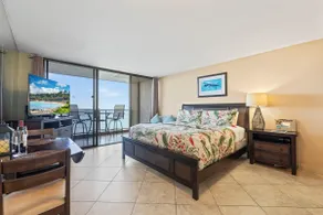 Beachfront Kaanapali Studio with Sunset Views - Image 4