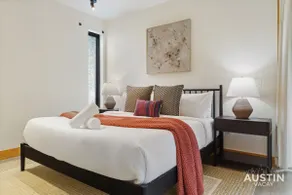Stylish Boho Loft w Free Prkg with Luxurious King Bed - Image 3