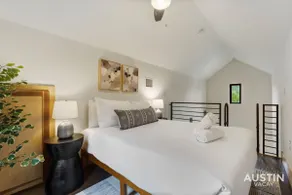 Stylish Boho Loft w Free Prkg with Luxurious King Bed - Image 4