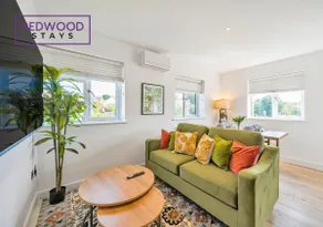 Modern Apartment | Free Parking | WiFi & Netflix - Image 3