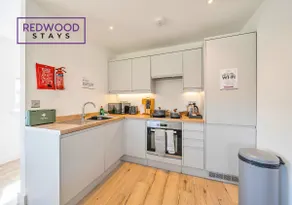 Modern Apartment | Free Parking | WiFi & Netflix - Image 5