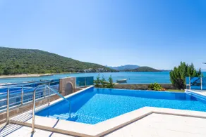 Palazzina fronte mare Hon con piscina - Image 4