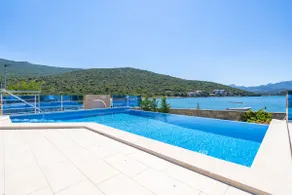 Palazzina fronte mare Hon con piscina - Image 5