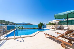 Palazzina fronte mare Hon con piscina - Image 2