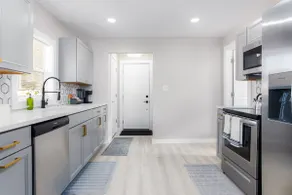 Cozy 2-Bedroom Home Near Notre Dame - Image 4