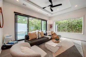 Montrose Lux Pool Villa Houston - Image 2