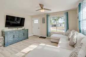 Chic Port Charlotte Home ~ 9 Mi to Englewood Beach - Image 4
